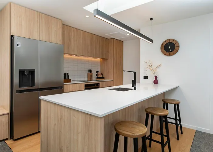 Modern With & Mountain Views 度假居