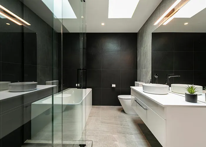 Modern With & Mountain Views 度假居