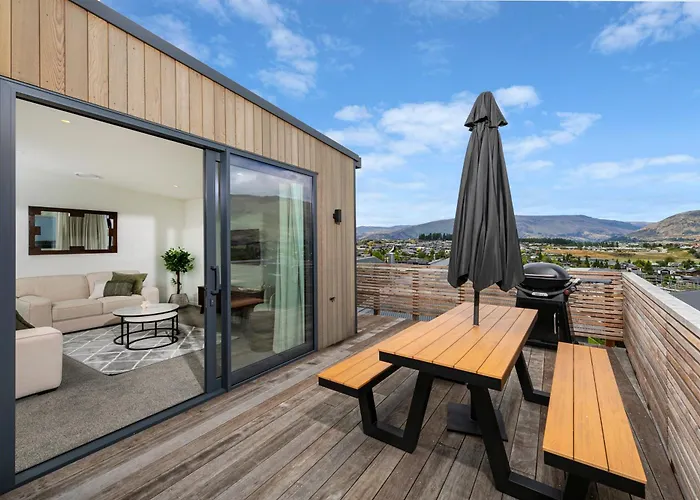 Modern With & Mountain Views *